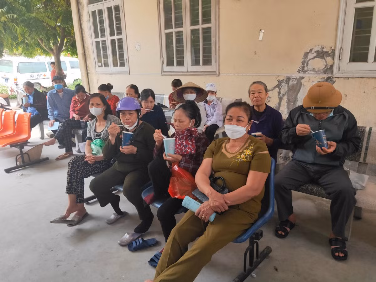 Người bệnh ấm lòng với những cốc cháo nghĩa tình Tâm Phát - Hình 7 Nguoi benh am long voi nhung coc chao nghia tinh Tam Phat-Hinh-7