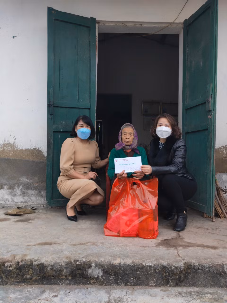 Người bệnh ấm lòng với những cốc cháo nghĩa tình Tâm Phát - Hình 3 Nguoi benh am long voi nhung coc chao nghia tinh Tam Phat-Hinh-3