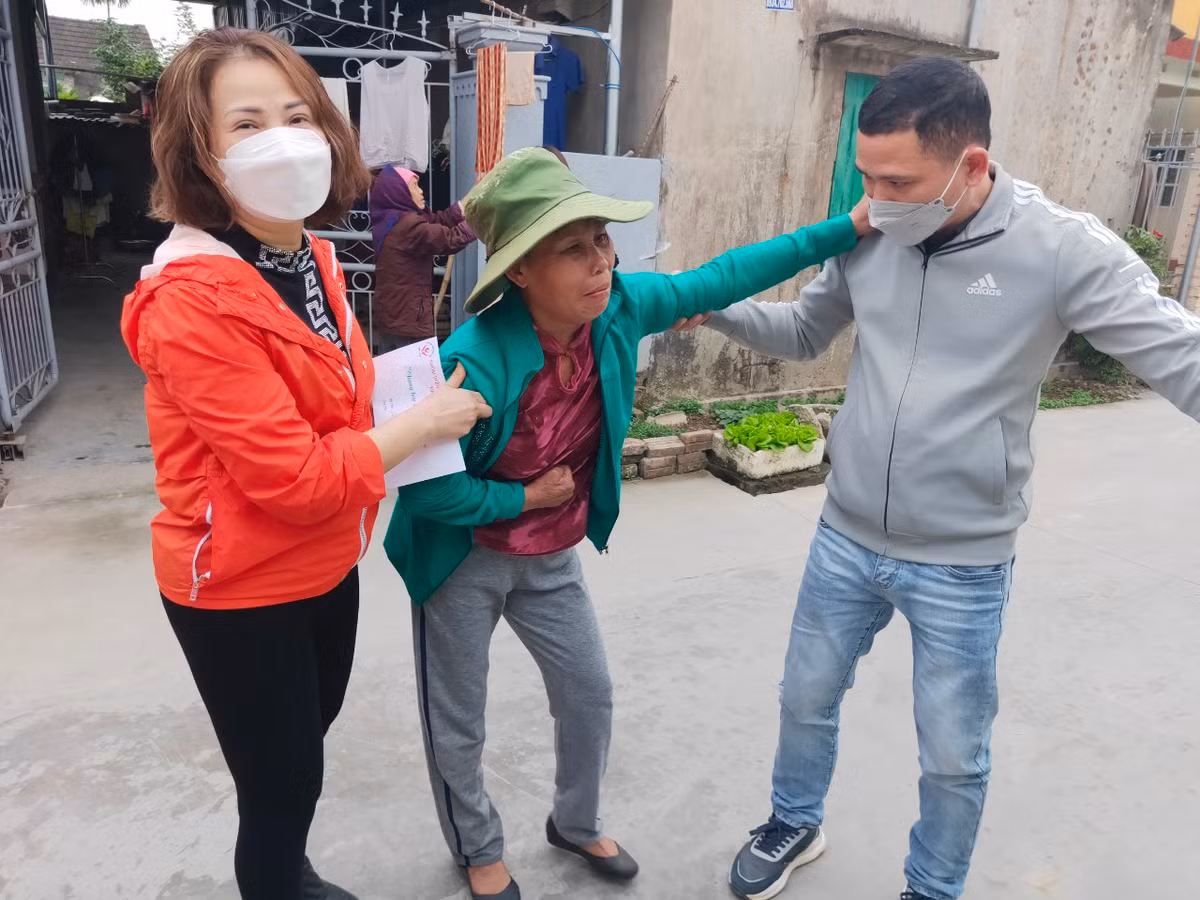 Người bệnh ấm lòng với những cốc cháo nghĩa tình Tâm Phát - Hình 2 Nguoi benh am long voi nhung coc chao nghia tinh Tam Phat-Hinh-2