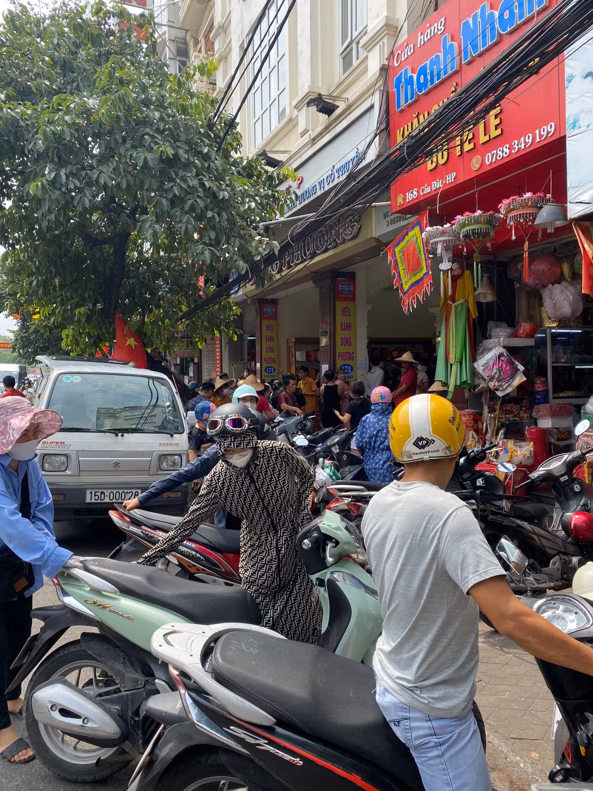 Hai Phong: Nguoi dan xep hang dai dang dac tu 4 gio sang mua banh Trung thu-Hinh-8
