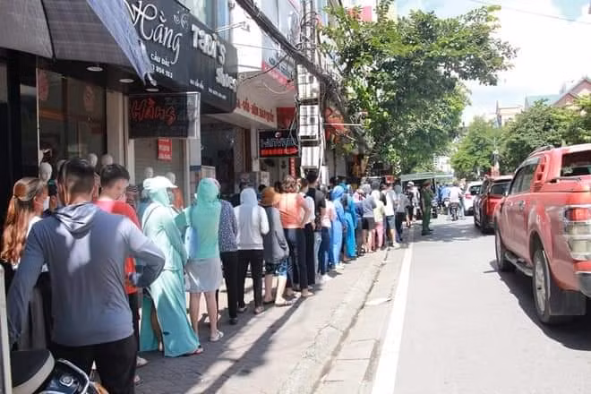 Hai Phong: Nguoi dan xep hang dai dang dac tu 4 gio sang mua banh Trung thu-Hinh-5