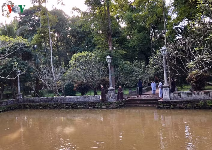 Chùa Từ Hiếu ban đầu chỉ là một Thảo Am với tên gọi là am An Dưỡng do Tổ sư Nhất Định lập nên vào năm 1843. Ngài vừa tu hành vừa lo chăm sóc mẹ già. Cảm động về sự hiếu thảo, sau khi ngài viên tịch, Vua Tự Đức đặt cho chùa tên là “Từ Hiếu tự”. Hiểu theo nghĩa của Đạo Phật là đạo hiếu giữa bố mẹ và con cái