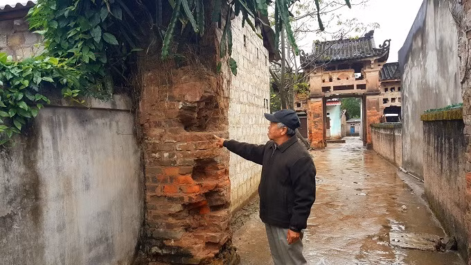 Ông Hoàng Văn Báo (SN 1949) - người trông nom khu tưởng niệm, nhà thờ tổ họ Vi, đưa phóng viên đi thăm quan những dấu tích còn lại của khu biệt phủ.