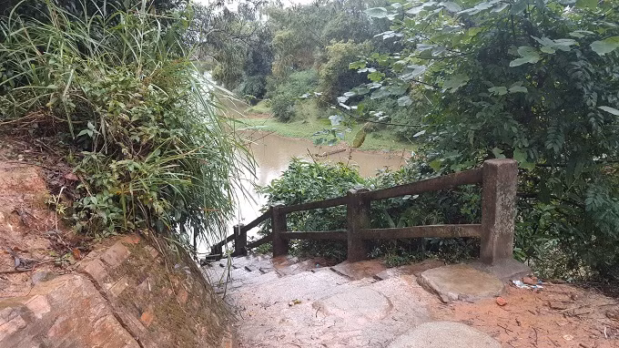 Tay vịn cầu thang bằng bê tông.