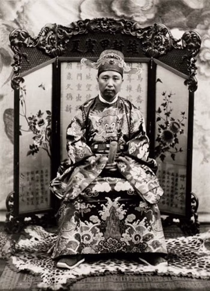 Ông Vi Văn Định (1878-1975) là đời thứ 13 kể từ khi cụ tổ lên đây lập ấp. Ông thay cha đảm trách việc quan, trấn ải một vùng rộng lớn khu vực biên giới phía Bắc. Năm 1928, triều đình nhà Nguyễn điều ông về nhậm chức ở Thái Bình, thăng làm Tổng đốc. Sau đó ông tiếp tục làm Tổng đốc Hà Đông và được tấn phong Hiệp tá Đại học sĩ, hàm Thái tử Thiếu Bảo, nghỉ hưu năm 1942.