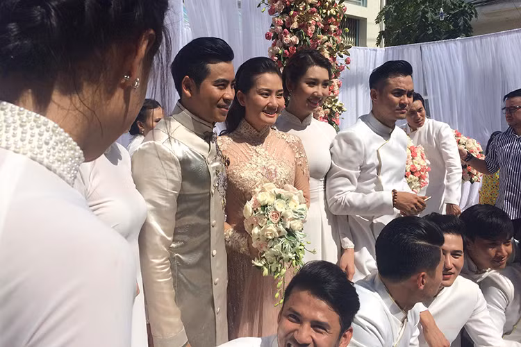Ngọc Lan - Thanh Bình diện trang phục áo dài truyền thống và nở nụ cười hạnh phúc bên nhau trong ngày trọng đại.