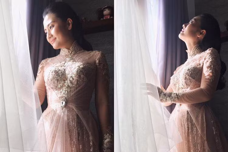 Nữ diễn viên vô cùng rạng rỡ, hồi hộp chờ đợi chồng sắp cưới tại nhà riêng của mình ở TP HCM.