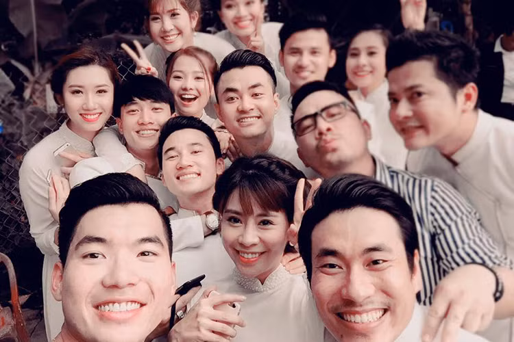 Đội phù dâu, phù rể chụp ảnh kỉ niệm trong đám hỏi Ngọc Lan - Thanh Bình.