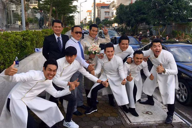 Dàn phù rể của lễ ăn hỏi gồm một số diễn viên: Kiều Minh Tuấn, Trương Nam Thành, Quốc Trường...