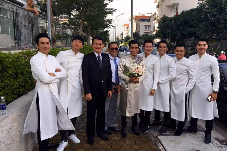 Nghệ sĩ Hữu Châu (vest đen) làm chủ hôn cho đám hỏi. Trong ảnh, nam nghệ sĩ cùng Thanh Bình và dàn phù rể lên đường đến nhà gái.