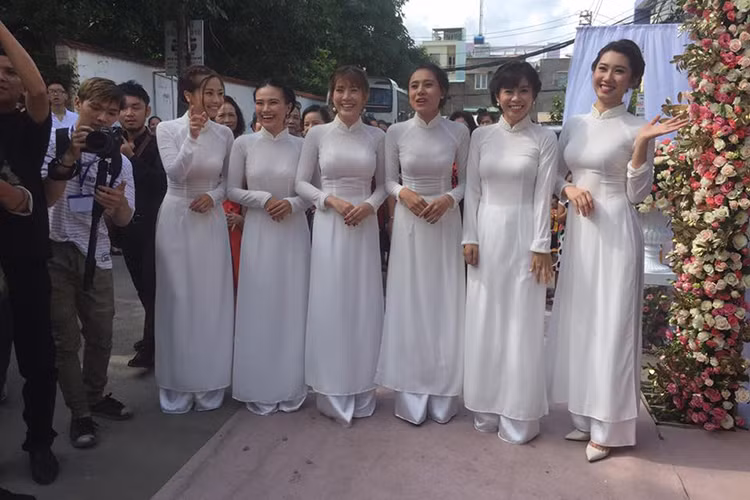 Đội hình bên tráp của nhà gái gồm những cô gái xinh đẹp. Tất cả đều diện áo dài tông màu trắng.