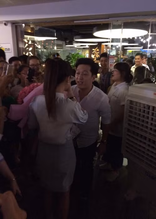 Hành động lãng mạn của Trường Giang khiến Nhã Phương xúc động đến nỗi không nói lên lời.