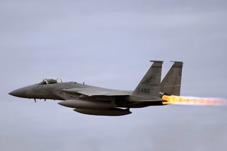 F-15 được trang bị 2 động cơ phản lực Pratt &amp; Whitney F100-PW-100 hoặc PW-200. Động cơ này giúp máy bay đạt tốc độ tối đa 2.665 km/h. (Ảnh: defensemedianetwork)