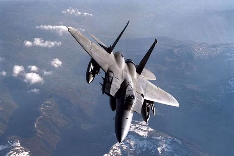  Tiêm kích F-15 bắt đầu hoạt động trong Không quân Mỹ từ năm 1976. Trong suốt những thập kỷ qua, F-15 được xem là "kẻ thống trị" bầu trời cho đến khi tiêm kích tàng hình F-22 Raptor được đưa vào hoạt động. (Ảnh: military-today)
