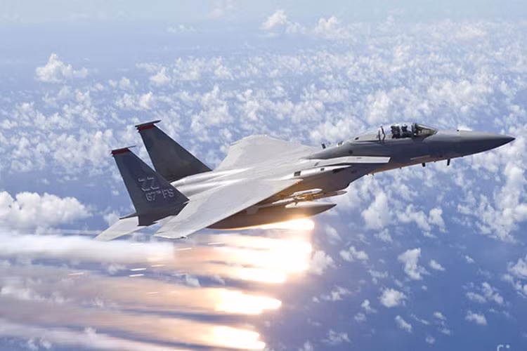 Vũ khí chính của F-15 là 4 tên lửa không đối không tầm trung AIM-7 Sparrow hoặc AIM-120 và 4 tên lửa hồng ngoại AIM-9 Sidewinder. (Ảnh: fineartamerica)
