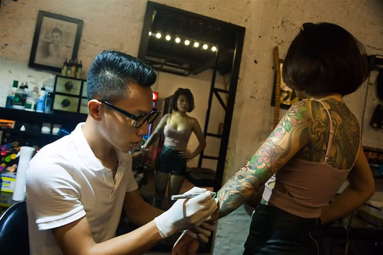 Tận mục thân hình kiều nữ nhiều hình xăm nhất nhì Việt Nam - Hình 7 Tan muc than hinh kieu nu nhieu hinh xam nhat nhi Viet Nam-Hinh-7