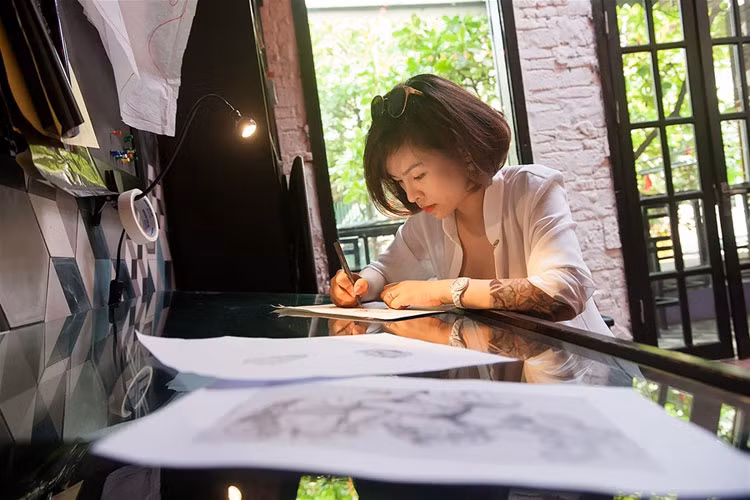 Tận mục thân hình kiều nữ nhiều hình xăm nhất nhì Việt Nam - Hình 12 Tan muc than hinh kieu nu nhieu hinh xam nhat nhi Viet Nam-Hinh-12