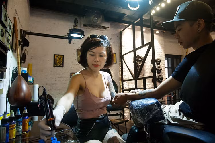 Tận mục thân hình kiều nữ nhiều hình xăm nhất nhì Việt Nam - Hình 10 Tan muc than hinh kieu nu nhieu hinh xam nhat nhi Viet Nam-Hinh-10