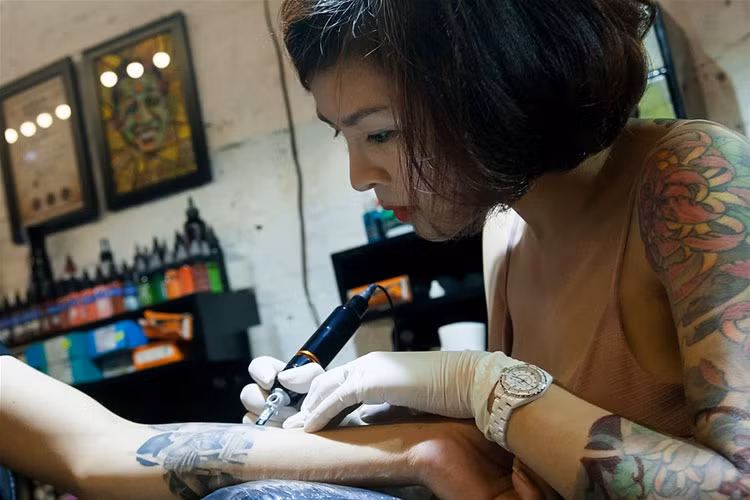 Tận mục thân hình kiều nữ nhiều hình xăm nhất nhì Việt Nam - Hình 9 Tan muc than hinh kieu nu nhieu hinh xam nhat nhi Viet Nam-Hinh-9