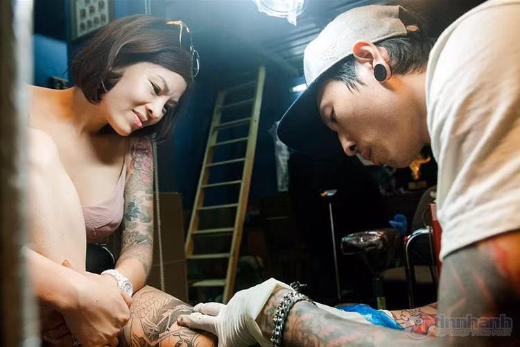 Tận mục thân hình kiều nữ nhiều hình xăm nhất nhì Việt Nam - Hình 3 Tan muc than hinh kieu nu nhieu hinh xam nhat nhi Viet Nam-Hinh-3