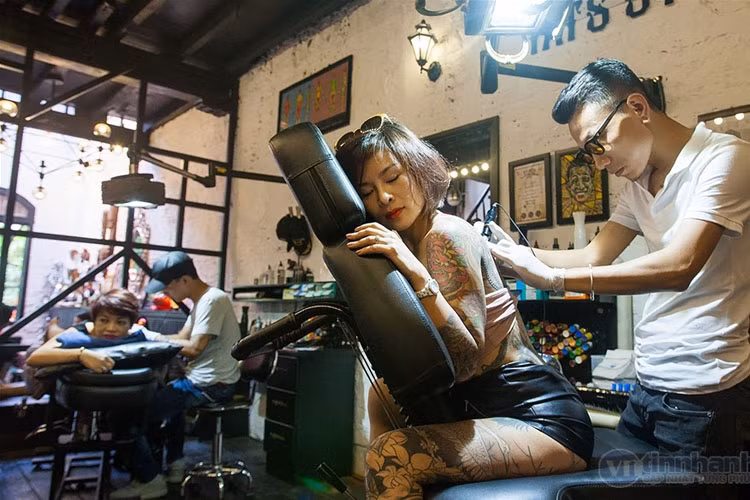 Tận mục thân hình kiều nữ nhiều hình xăm nhất nhì Việt Nam - Hình 5 Tan muc than hinh kieu nu nhieu hinh xam nhat nhi Viet Nam-Hinh-5