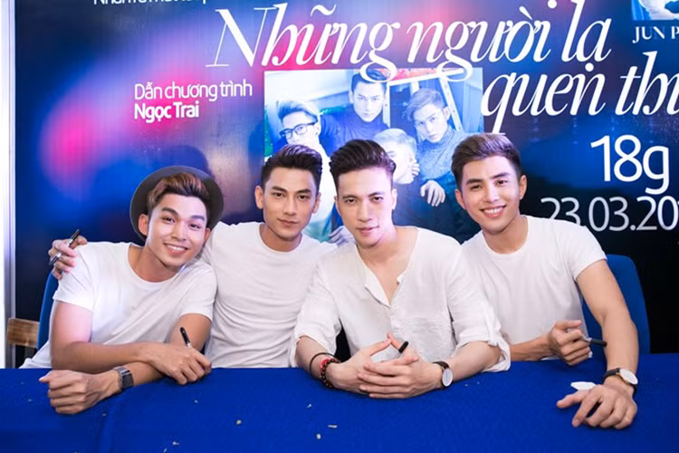 Sau thời gian im ắng đóng “Tấm Cám: Chuyện chưa kể”, tháng 11/2015, 365 ra mắt MV “Và như thế” và ablum “It’s 365”. Đầu tháng 3/2016, nhóm trình làng MV “Selfie- Chuyện tình lọ lem” và còn ra mắt cuốn tự truyện của nhóm mang tên "Những người lạ quen thuộc”. 