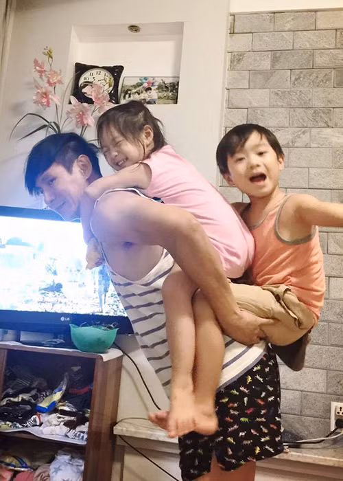 Ngoài công việc, nam ca sĩ 7X còn dành nhiều thời gian chơi đùa, chăm sóc các nhóc tì của mình.
