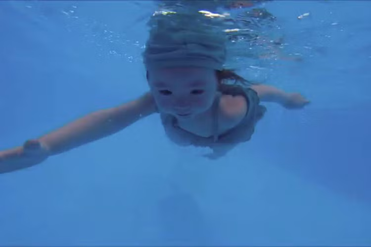 Mặc bộ đồ bơi màu xanh, con gái Elly Trần bơi và lặn cực giỏi mà không hề gặp một chút khó khăn nào. 
