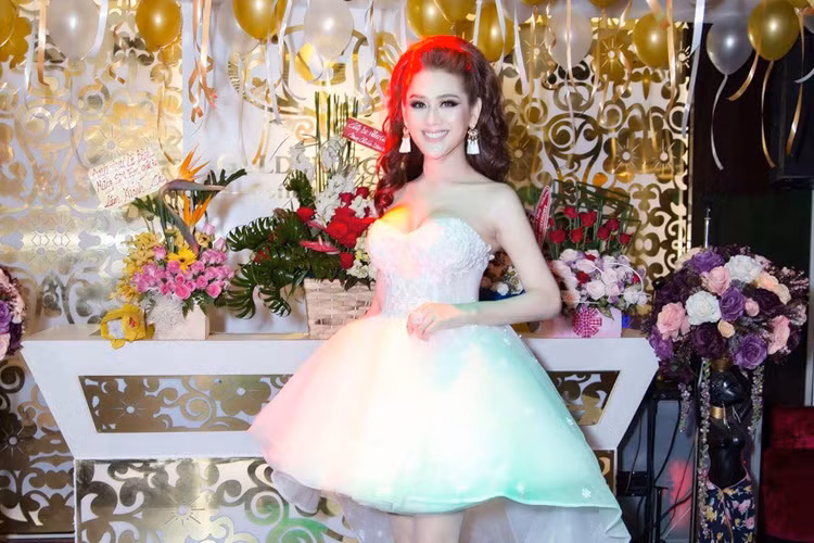 Lam Chi Khanh vui ve don sinh nhat sau lum xum