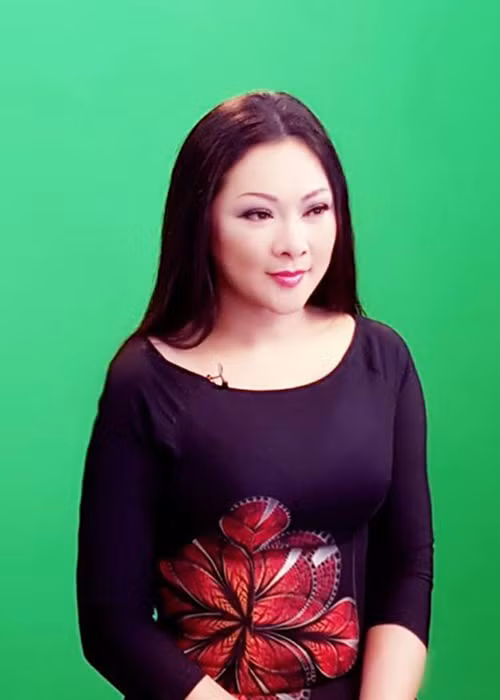 Hình ảnh Như Quỳnh trong một buổi chụp ảnh quảng cáo. Nhờ giảm cân, nữ ca sĩ hải ngoại trông trẻ hơn so với độ tuổi 46.