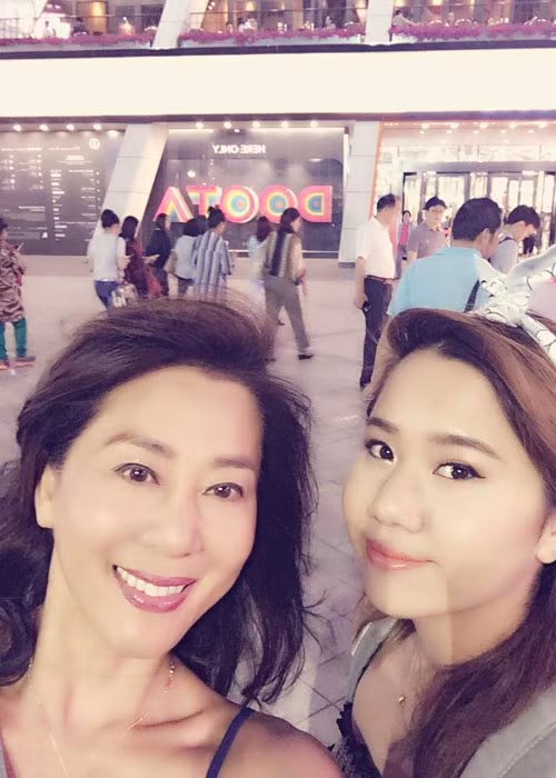 Hình ảnh con gái Kỳ Duyên bên mẹ trong chuyến du lịch Hàn Quốc nhận được sự chú ý của cư dân mạng.
