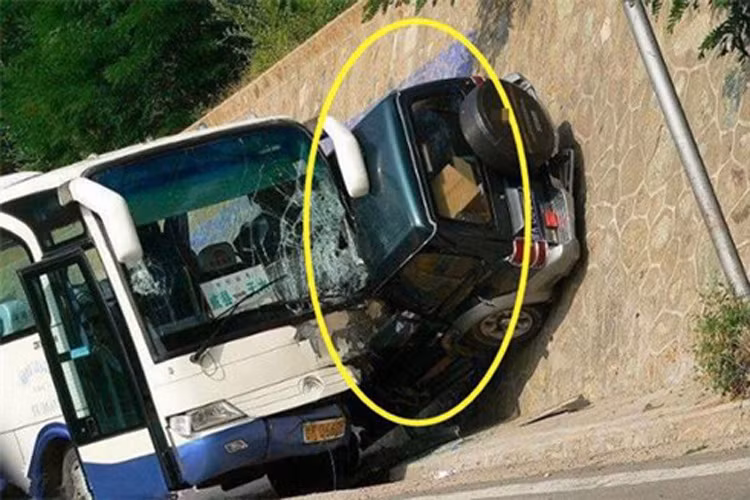Em xe hơi bị xe khách đè mà không một chút suy suyển gì luôn, quả là "mình đồng da sắt". 