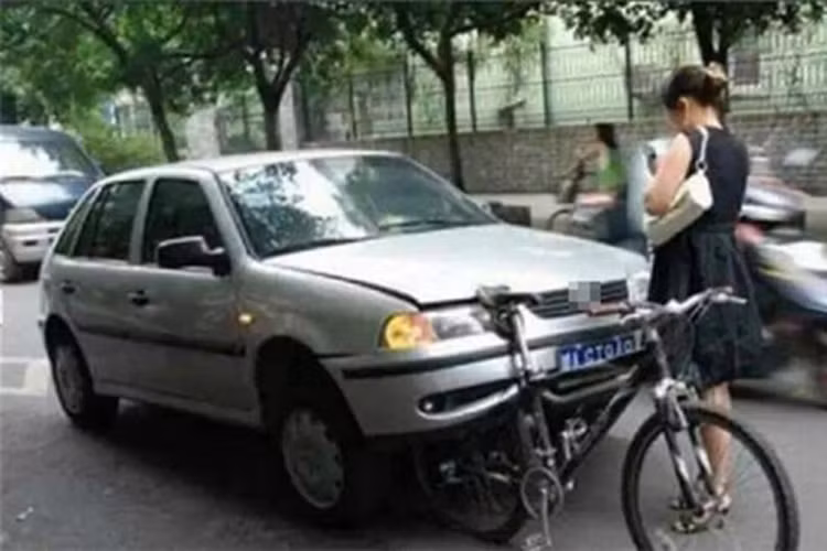 Các vụ tai nạn giao thông dưới đây sẽ khiến bạn dù xót cho người bị nạn nhưng cũng khó lòng không bật cười trước những hiện trường "khó đỡ" và "bá đạo". Chiếc xe đạp "thần thánh" dù bị xe hơi tông vẫn không hề hấn gì. 