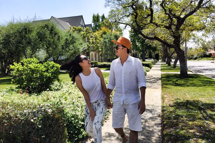 Vốn khá kín tiếng trong đời sống riêng tư, vợ chồng Lê Khánh hiếm khi chia sẻ chuyện tình cảm trên mặt báo.