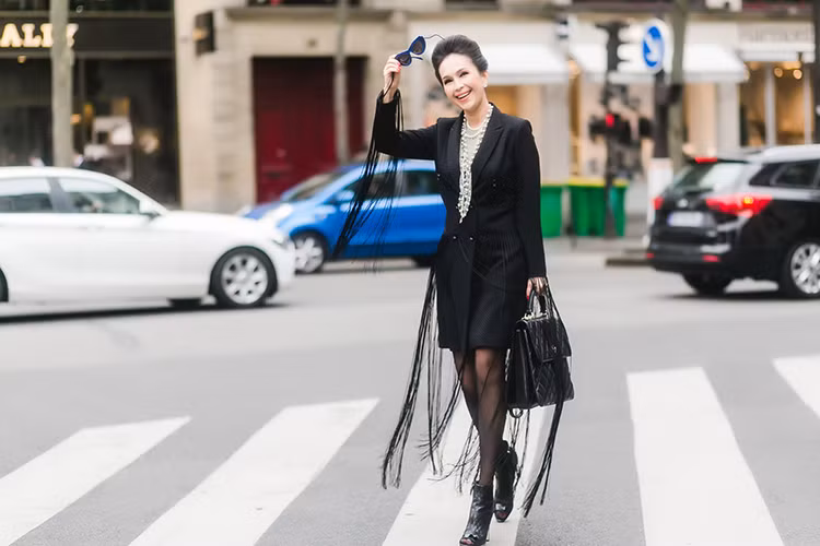 “Nữ hoàng ảnh lịch” một thời còn phối trang phục với chuỗi vòng cổ cùng túi xách đắt đỏ của thương hiệu Chanel. 