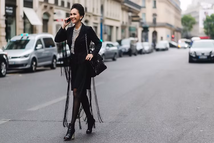 Hình ảnh Diễm My sang chảnh với mốt tua rua trên đường phố của kinh đô thời trang hoa lệ. 