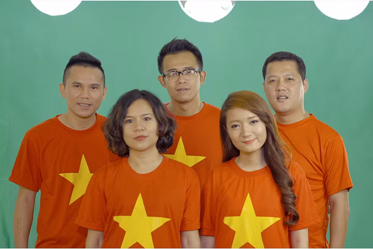 Cũng theo lời của MC Quang Minh, MV "Việt Nam quê hương tôi" sẽ được chiếu trong chương trình “Biển Việt Nam, sóng Việt Nam” lên sóng lúc 12h ngày 3/8.