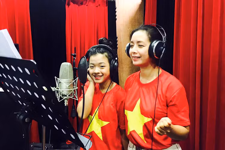 Hưởng ứng lời kêu gọi của ca sĩ Minh Quân, nhiều nghệ sĩ Việt đã đến tham gia buổi ghi hình MV “Việt Nam quê hương tôi”.