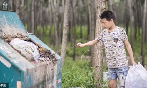 Cam dong cau be nhat rac kiem tien cho me ke chua benh ung thu