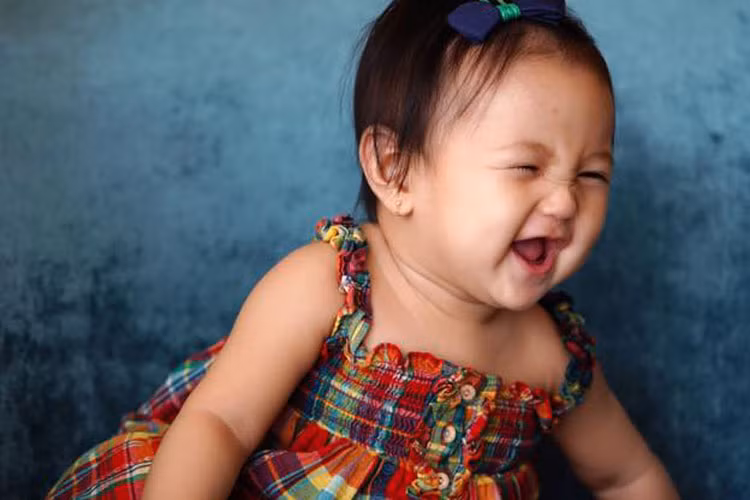 Trên trang cá nhân, Hoa hậu Hà Kiều Anh vừa hào hứng chia sẻ loạt ảnh biểu cảm cực yêu của con gái Viann. 