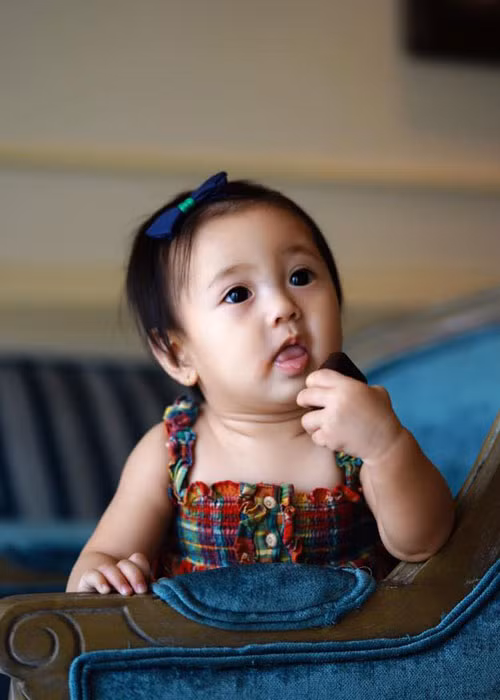 Kể từ khi cô nhóc chào đời, gia đình Hà Kiều Anh luôn tràn ngập tiếng cười. Tất cả thành viên trong gia đình đều yêu thương bé Viann. 