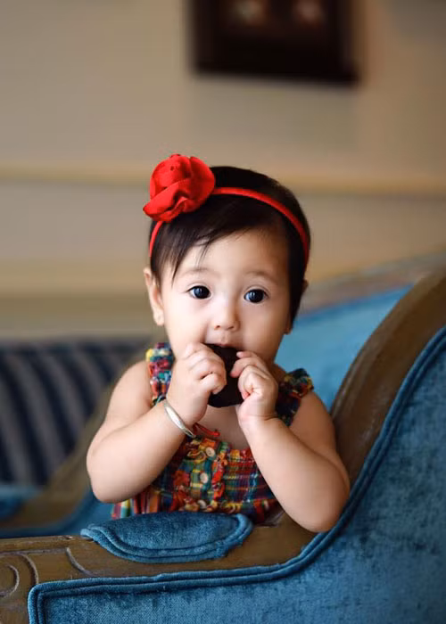 Bé Viann sở hữu đôi mắt to tròn, chiếc miệng nhỏ xinh. Ngay khi từ còn nhỏ, cô nhóc đã được chăm chút, làm điệu. 