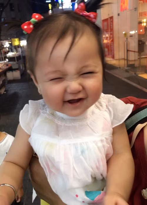 Thiên thần nhí hay cười của Hà Kiều Anh luôn đốn tim cư dân mạng bởi vẻ dễ thương, đáng yêu.