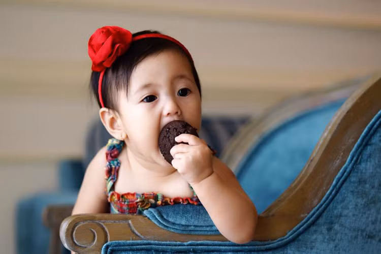 Cô công chúa bé bỏng nhất trong gia đình Hà Kiều Anh tỏ ra rất háu ăn, khiến mẹ phải thốt lên “tham ăn thấy ớn”. 