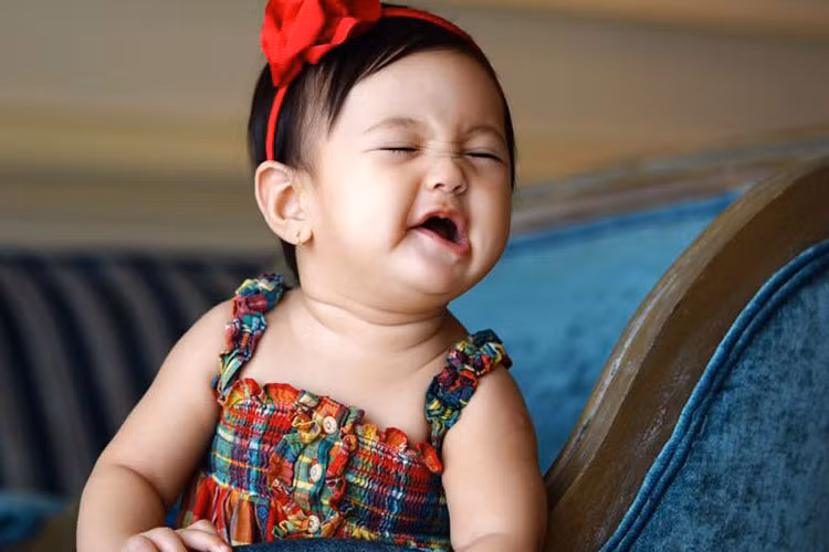 Biểu cảm vô cùng đáng yêu của con gái Hà Kiều Anh khiến nhiều người phải dành lời khen ngợi cho bé. 