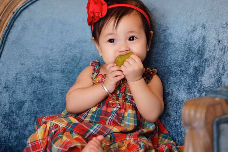 Loạt ảnh ghi lại những khoảnh khắc của bé Viann bị dụ ăn bánh để mẹ có thể thoải mái chụp hình cô nhóc. 