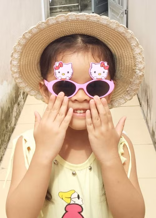 Nhóc tì của "Bố ơi! Mình đi đâu thế?" mùa 3 nhí nhảnh với cặp kính mắt dễ thương màu hồng.