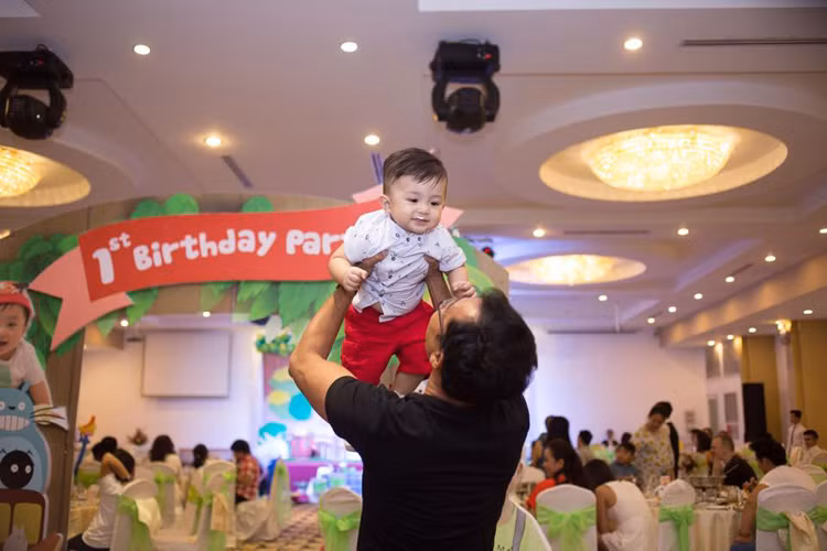 Bé Thiên An càng lớn càng đáng yêu, dễ thương. Ở nhà, cậu nhóc được bố mẹ đặt cho cái tên thân mật là Happy. 
