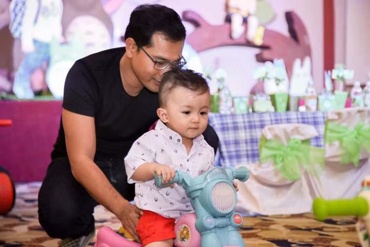 Bé Happy đã có khoảnh thời gian tuyệt vời trong ngày tròn một tuổi bên bố mẹ.