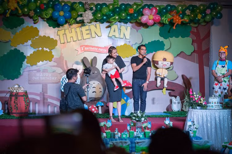 Nam diễn viên phim “Thiên mệnh anh hùng” và bà xã xinh đẹp luôn nở nụ cười hạnh phúc trong ngày sinh nhật của cậu quý tử. 
